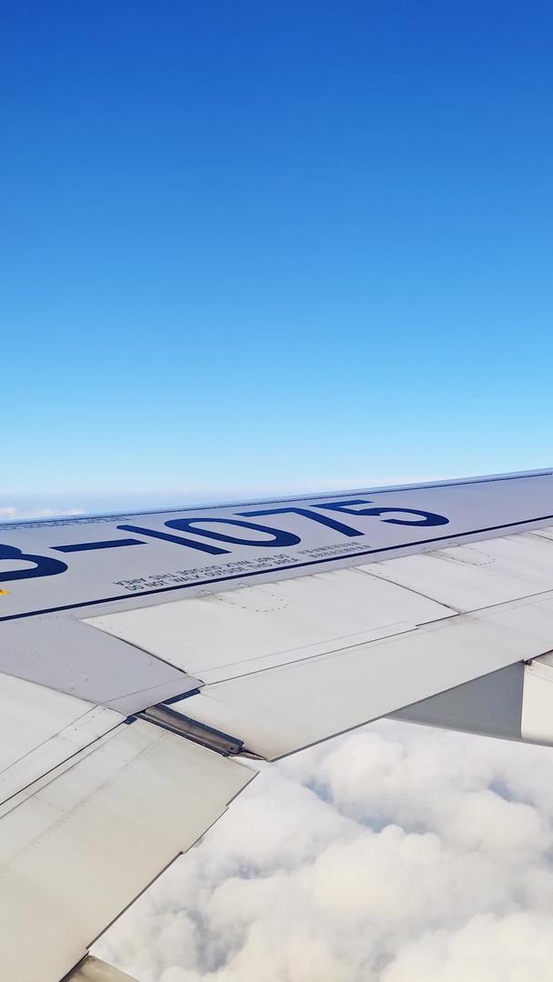 客机飞行过程中窗外的风景白云蓝天视频的预览图