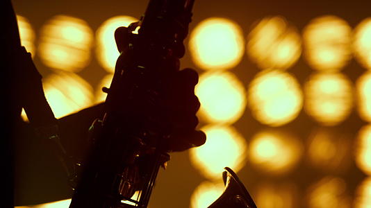 演奏萨克斯管爵士乐特写的音乐家视频的预览图