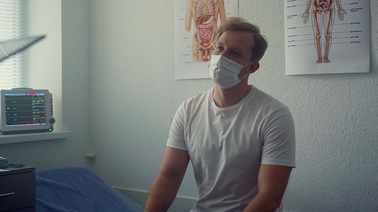 患者戴着口罩等待接种疫苗视频的预览图
