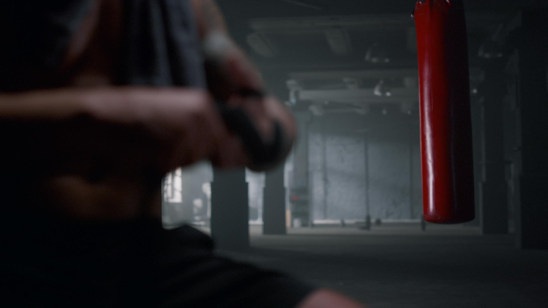 拳击手在健身房用拳击胶带包住双手视频的预览图