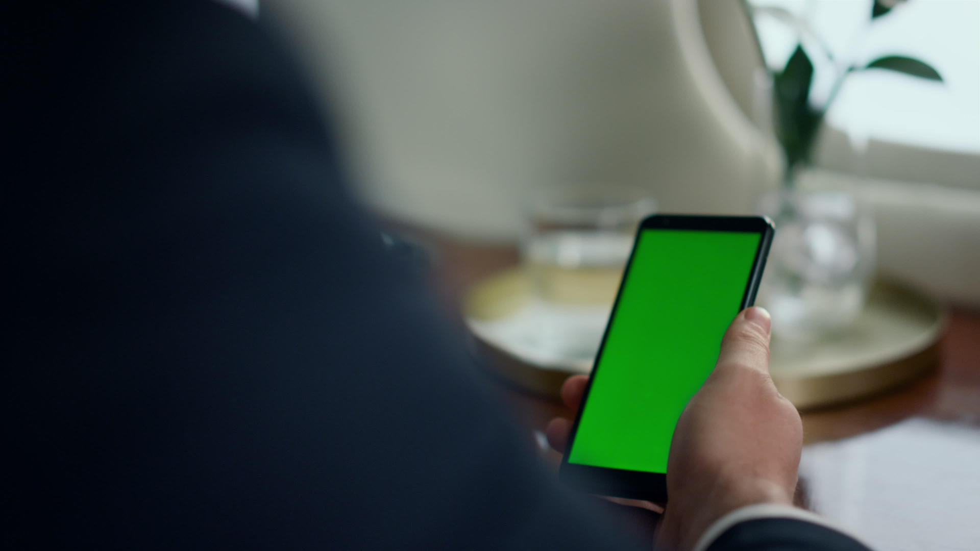 男性手触摸绿屏电话特写视频的预览图