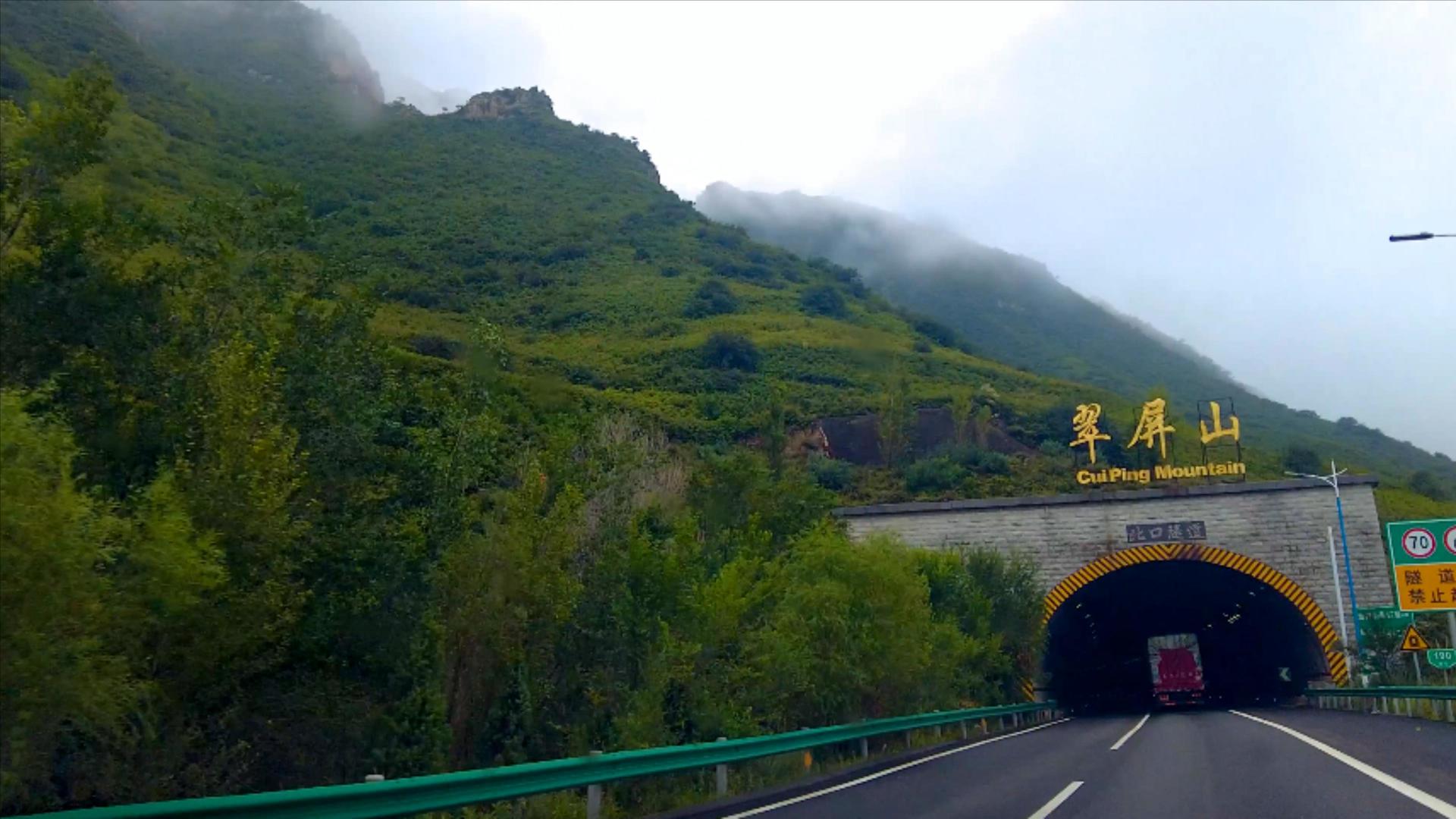4k实拍驾驶汽车进入隧道的情景视频的预览图