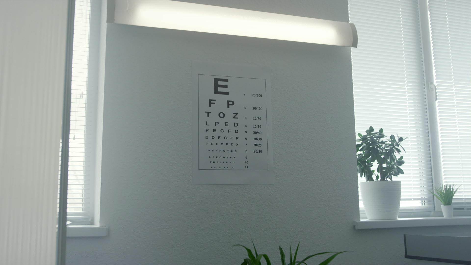 医生办公室的白墙上挂着标准视力测试图视频的预览图