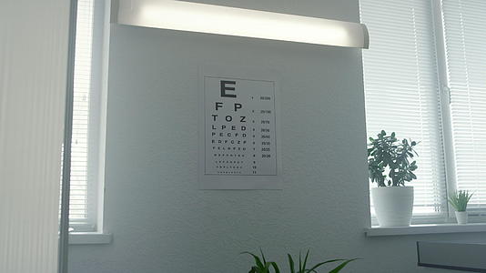 医生办公室的白墙上挂着标准视力测试图视频的预览图