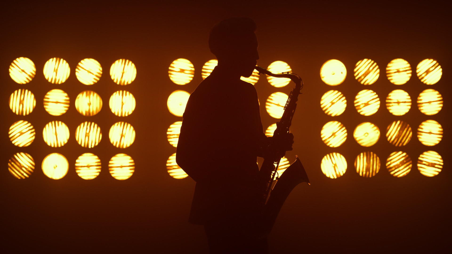 爵士乐手萨克斯在舞台上表演视频的预览图