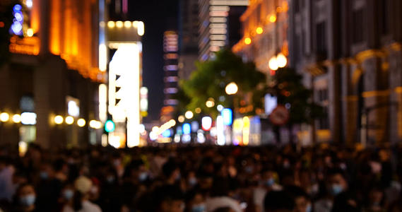 4K夜间逛街人群节日街道人山人海步行街行人空境视频的预览图