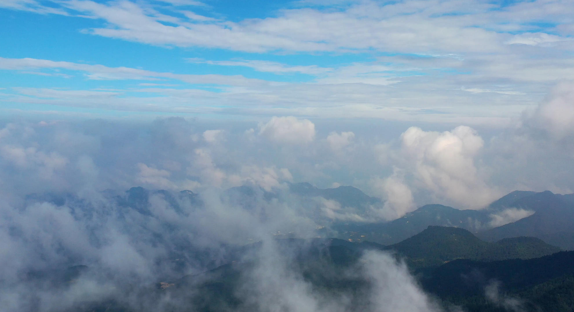 山间云海风光航拍4K视频视频的预览图