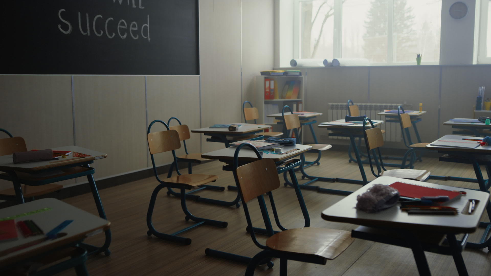 学校有桌椅的教室环境视频的预览图