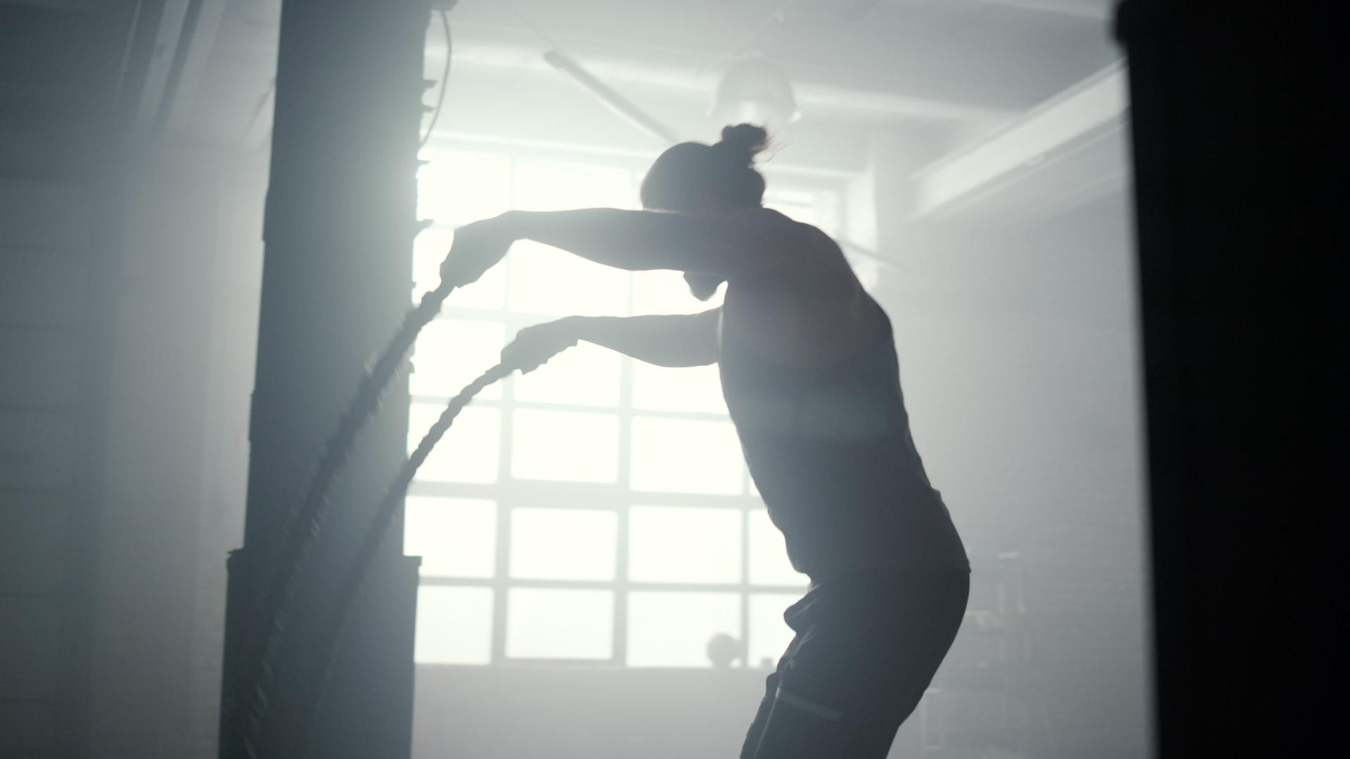 肌肉男用战绳锻炼身体视频的预览图