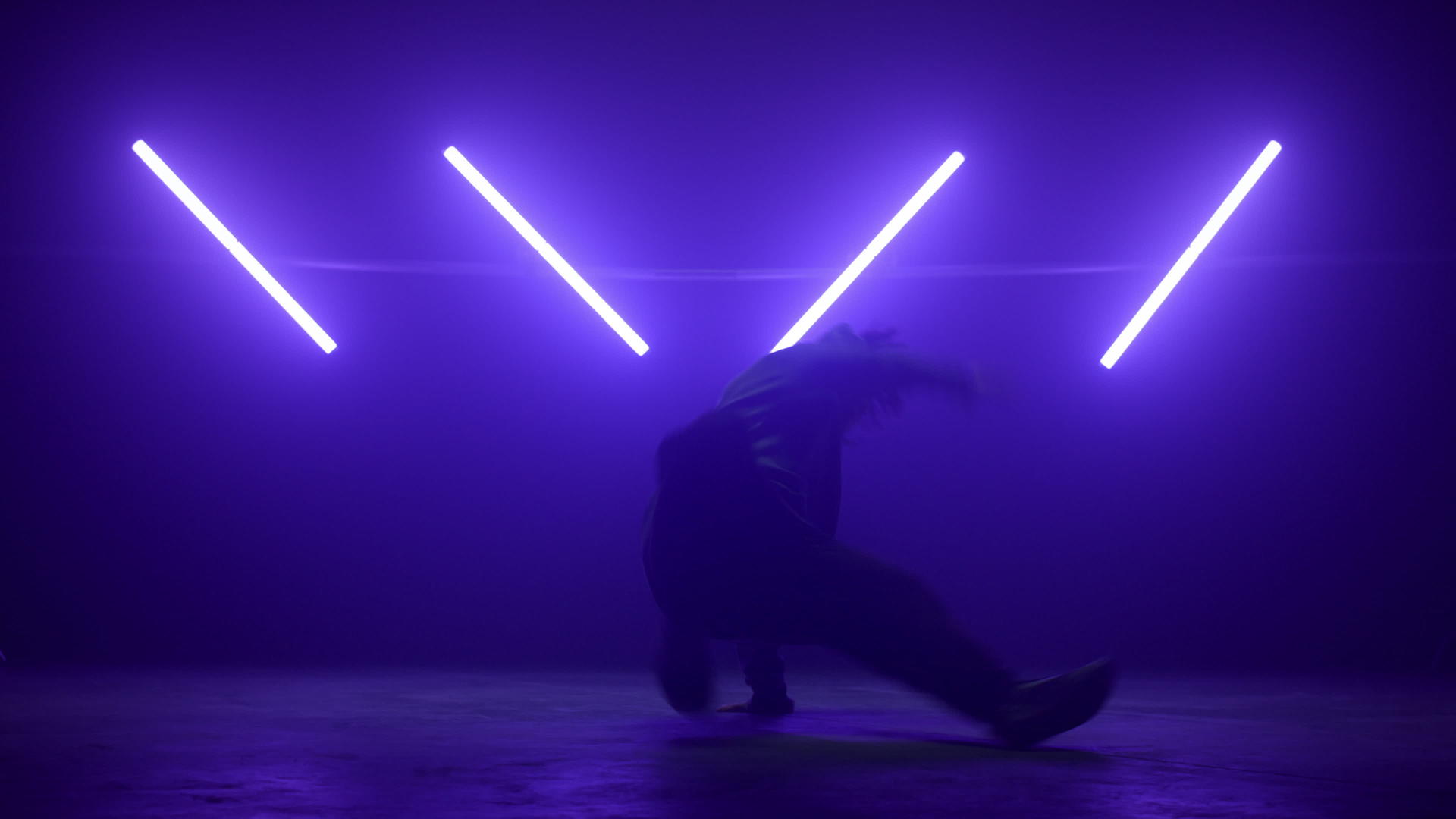 男舞者在紫外线灯下表演嘻哈视频的预览图