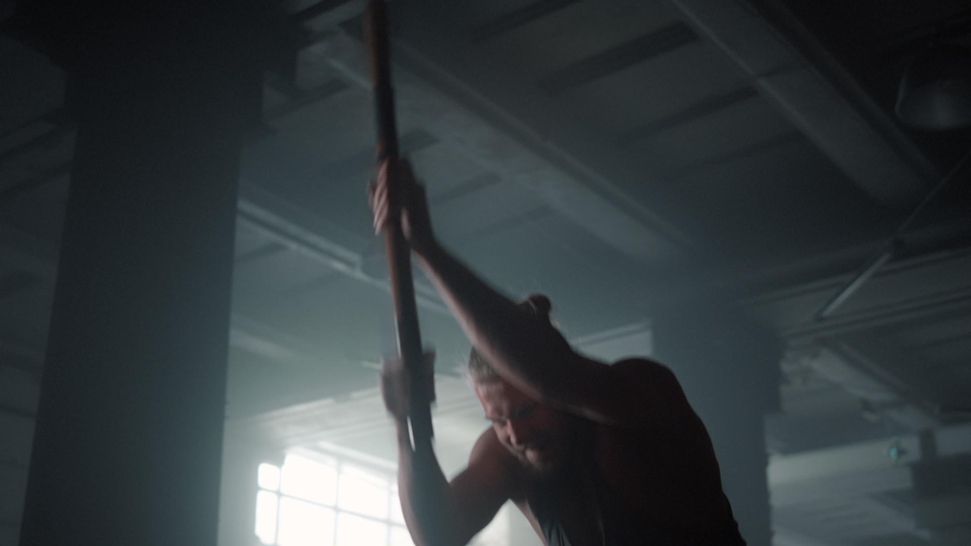 健身男子用锤子锻炼力量视频的预览图