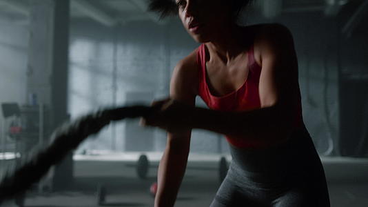 女人用战绳做健身运动视频的预览图