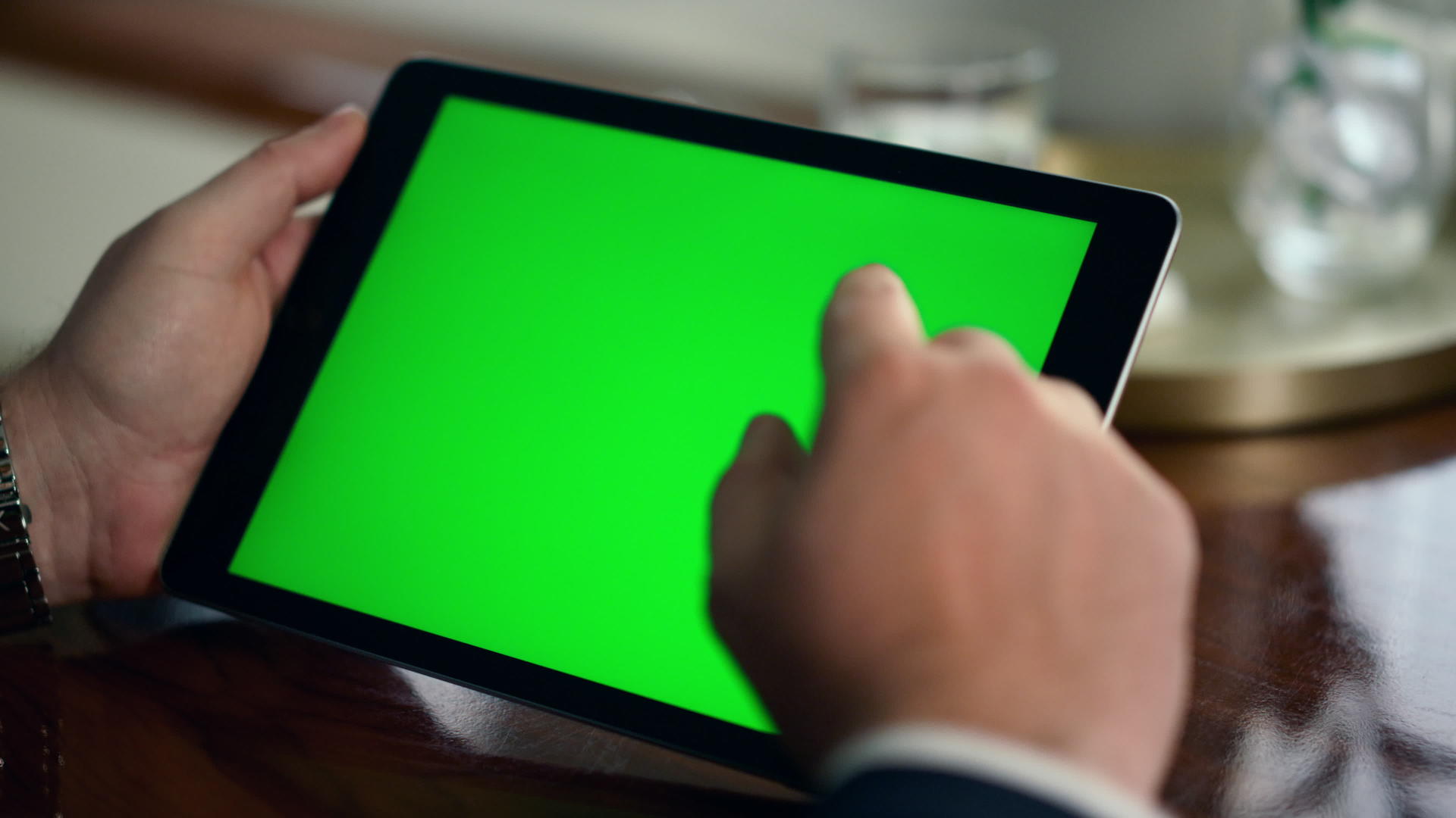 使用绿屏垫的特写手视频的预览图