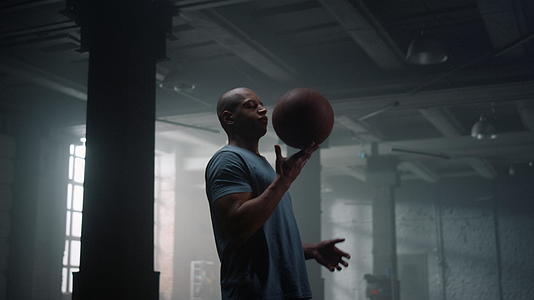 运动员用手指旋转篮球视频的预览图