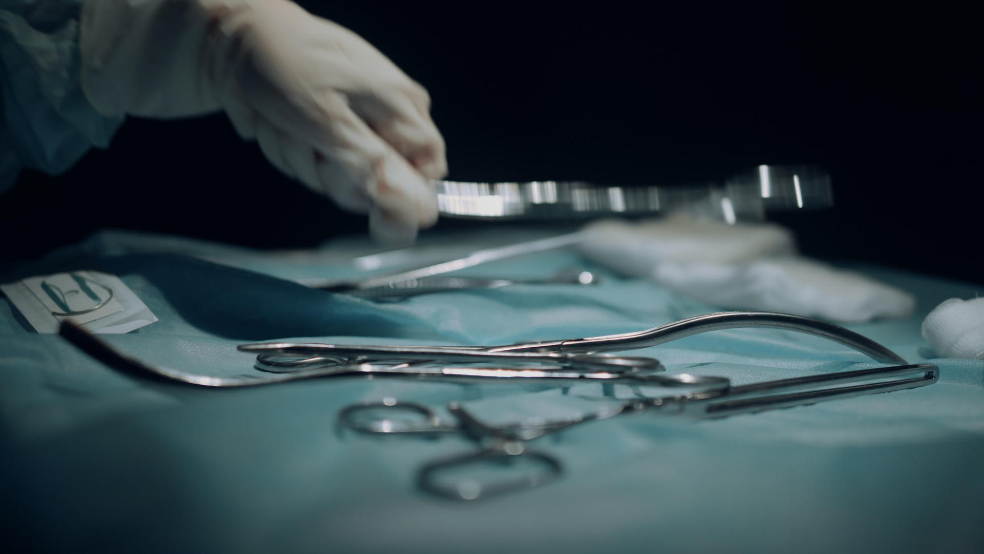 黑暗无菌手术室侧视特写中带有手术器械的桌子视频的预览图