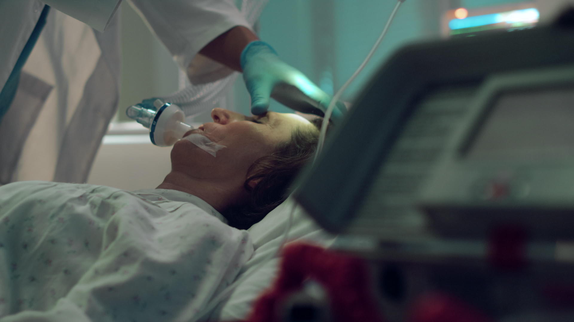 医生用手电筒在重症监护室检查患者的氧气面罩视频的预览图