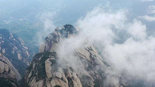 天柱山山峰及云海航拍4K视频视频的预览图
