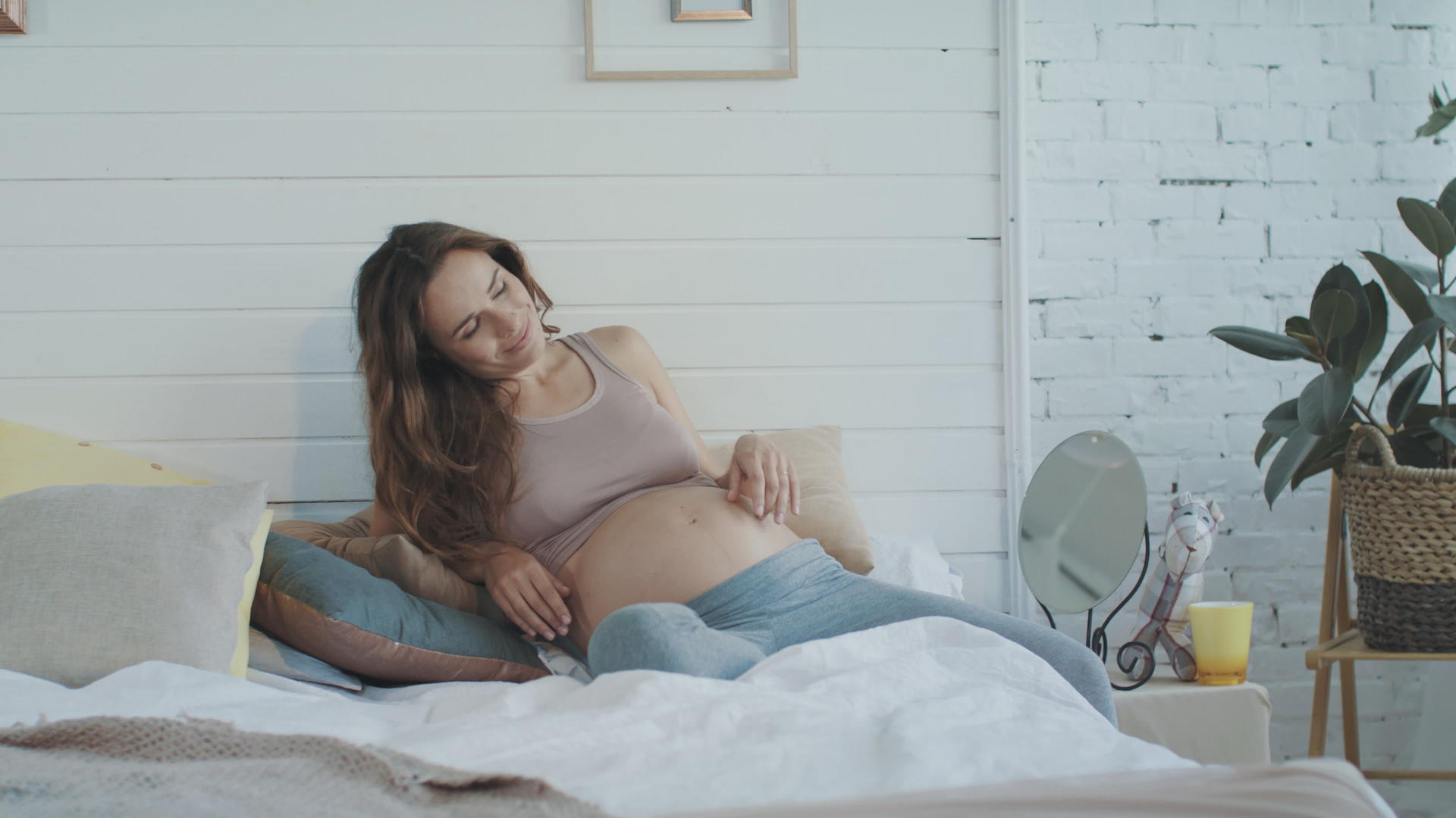 怀孕的母亲躺在家里的床上视频的预览图
