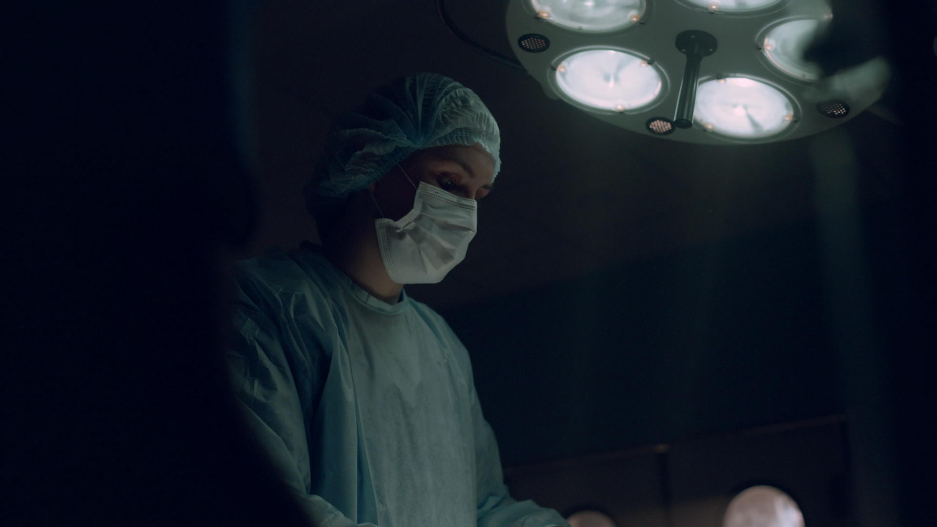 肖像医生在黑暗的医院急诊室做手术视频的预览图
