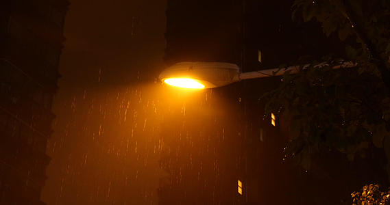 4K雨夜路灯昏黄的路灯雨中路灯下雨天视频的预览图