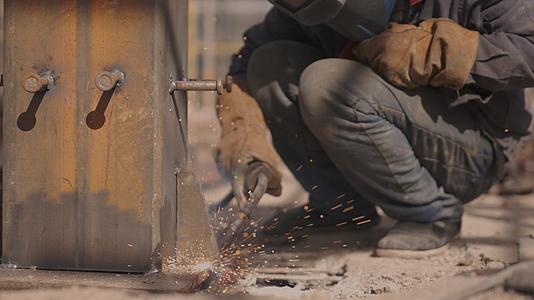 工地电焊工人火花升格视频的预览图