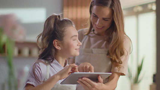 母亲和孩子在家做美味的食物视频的预览图