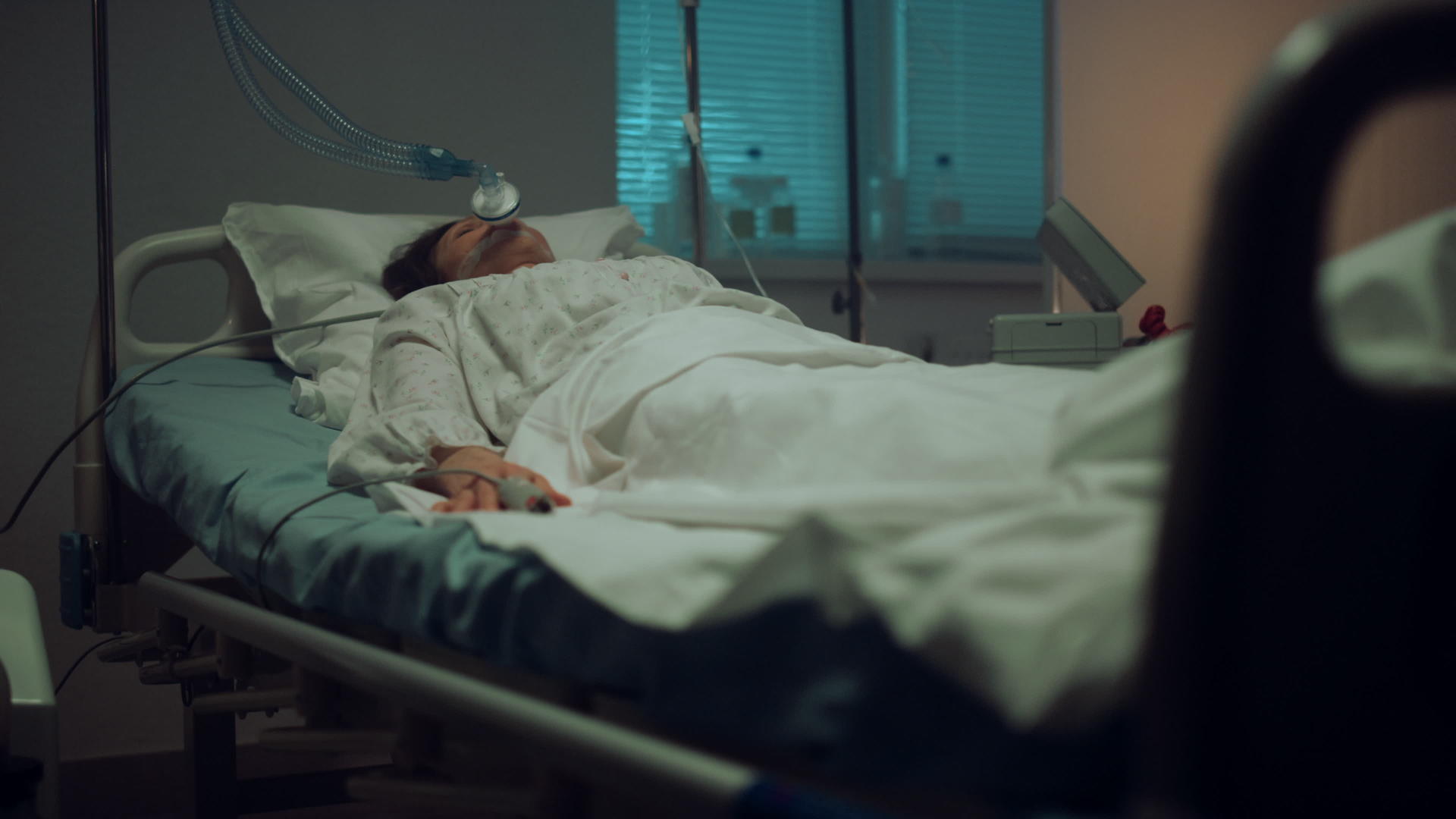 患者在医院重症监护室连接人工呼吸管视频的预览图