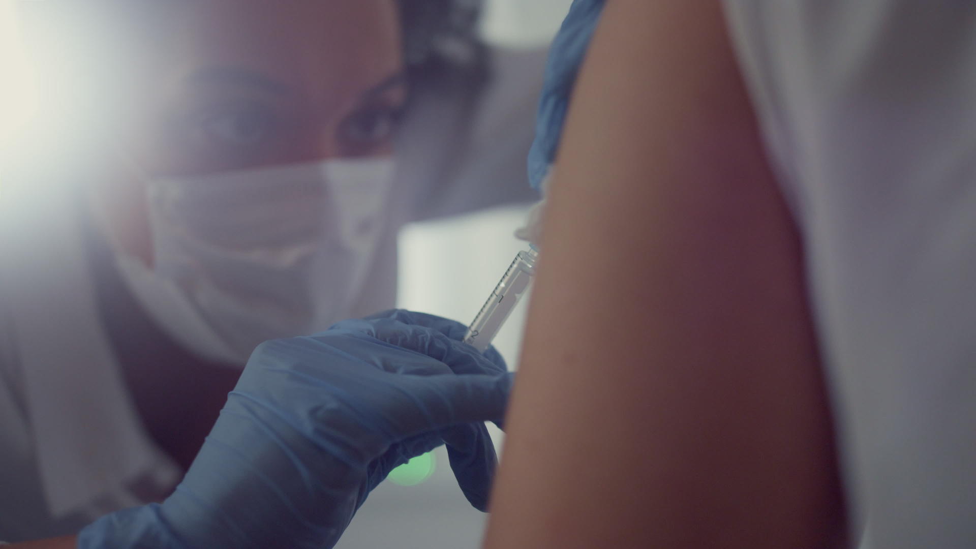 女医生给病人近距离接种疫苗视频的预览图