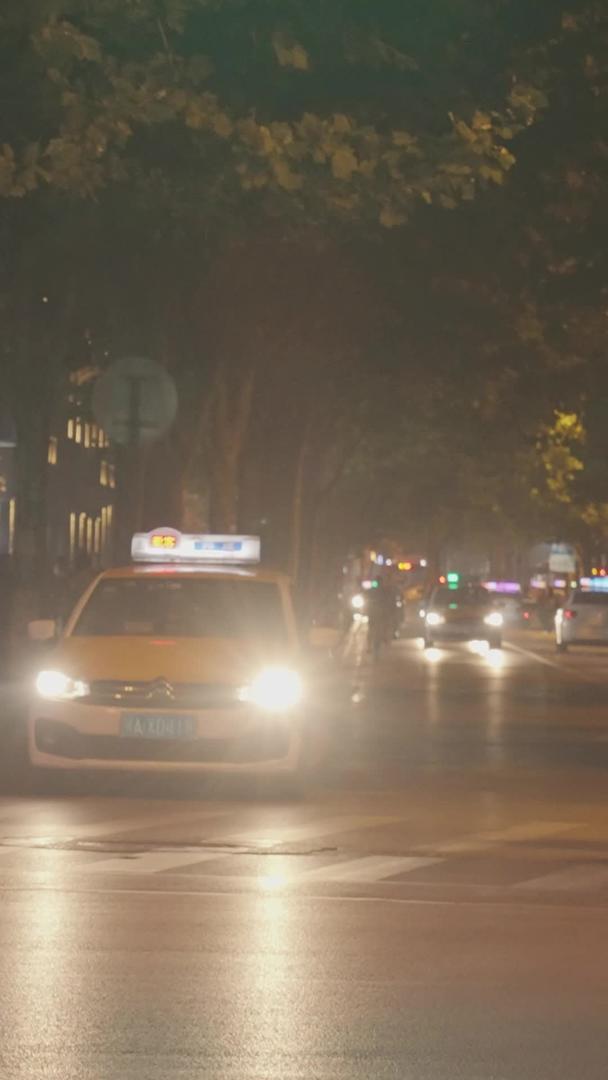 城市交通不文明现象电动汽车闯红灯打电话过马路材料视频的预览图
