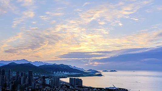4K延时城市日出云霞青岛崂山区清晨景观视频的预览图