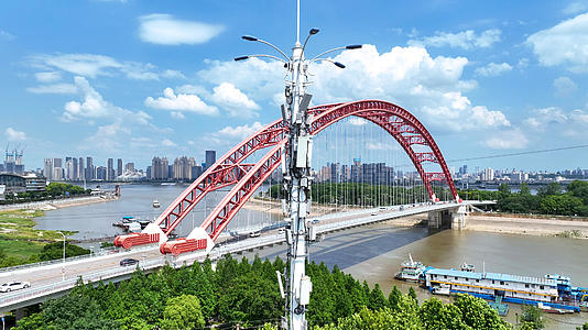 互联网航拍蓝天白云城市互联网技术5G信号塔4k素材视频的预览图