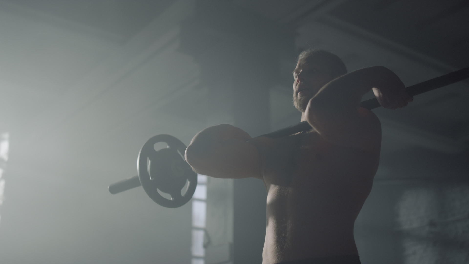 男性运动员做反向杠铃卷曲运动视频的预览图