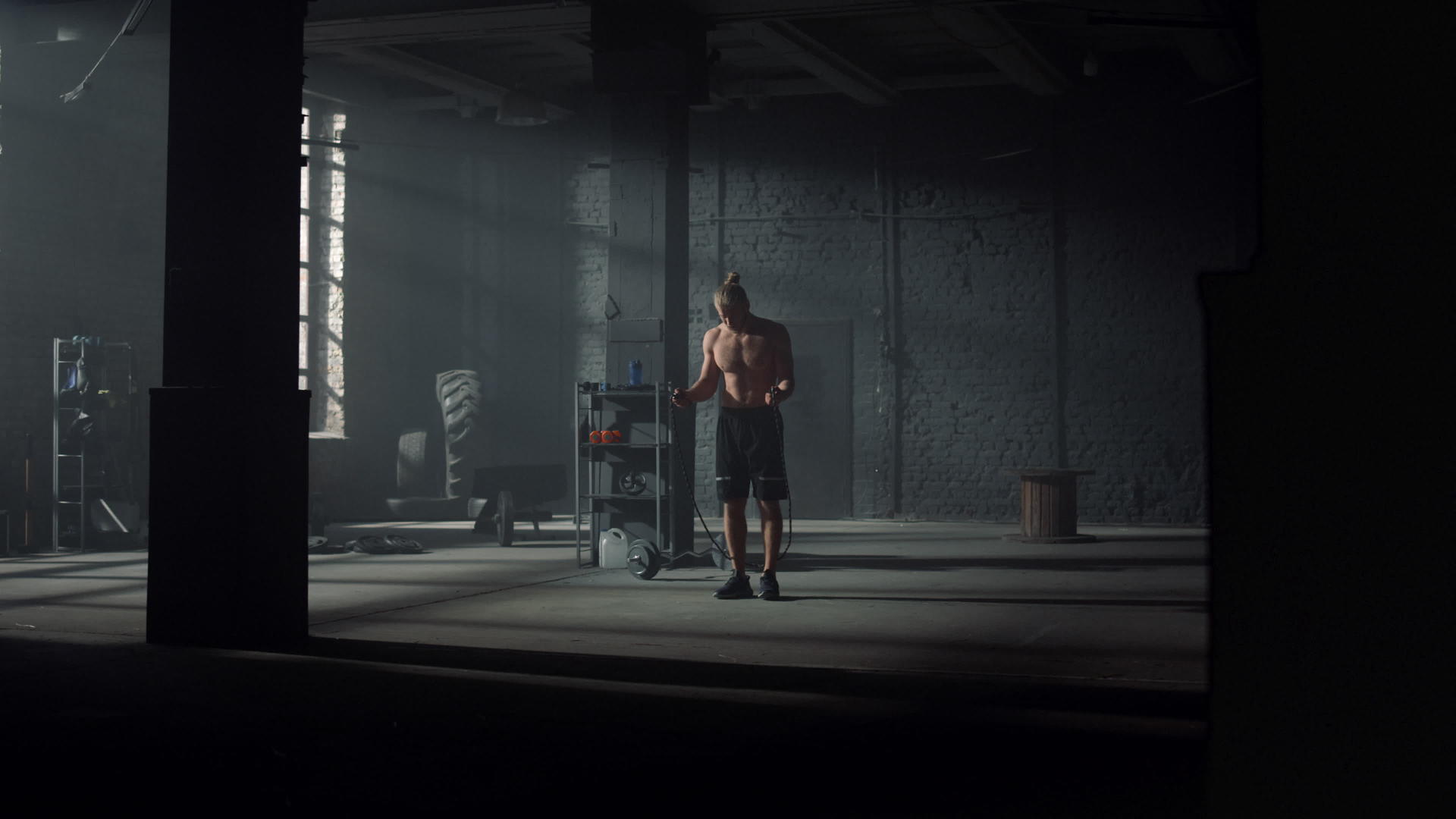 男性用跳绳锻炼健身肌肉视频的预览图