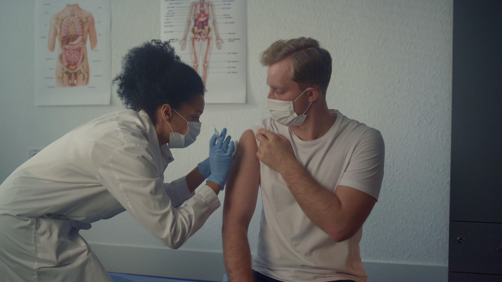 男性患者在诊所接种疫苗视频的预览图