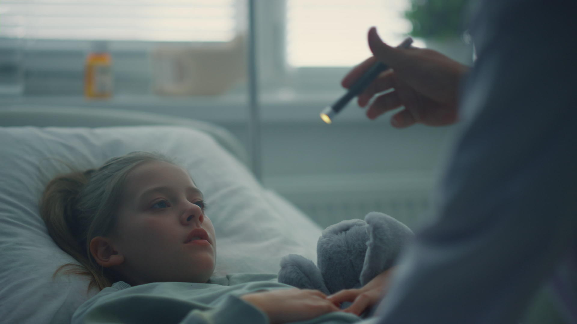 医生来到病房检查躺在病床上的小女孩的身体状况视频的预览图