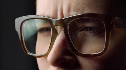 近视和戴眼镜的震惊的年轻女性眯着眼睛视力模糊视频的预览图