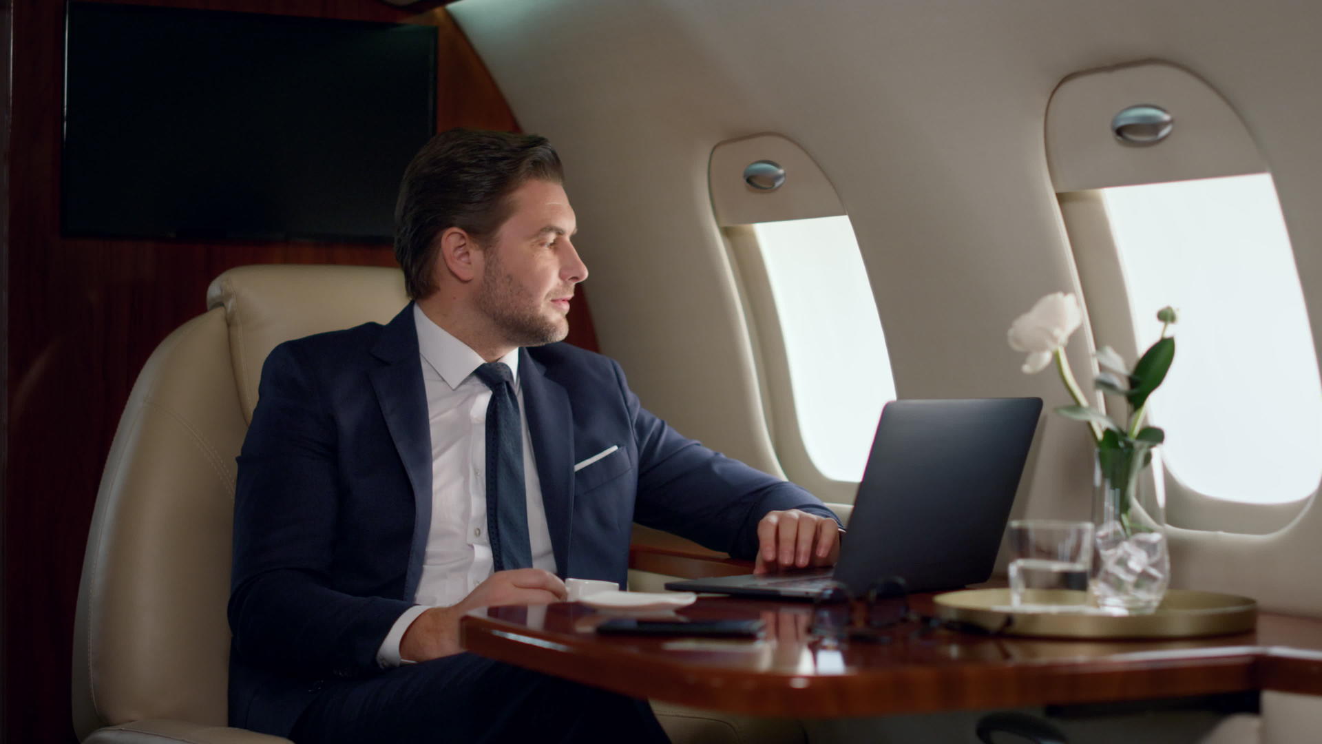 男性白领在飞机上认真地专注于工作视频的预览图