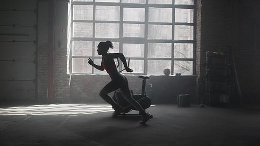 体育女子站在健身房起跑视频的预览图