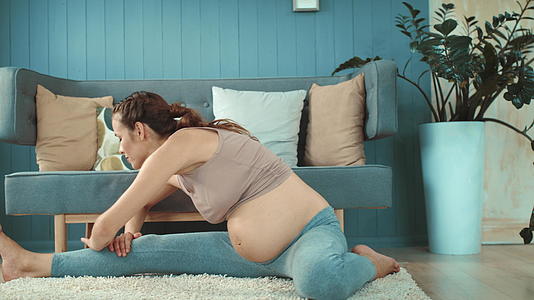 孕妇做瑜伽拉升视频的预览图