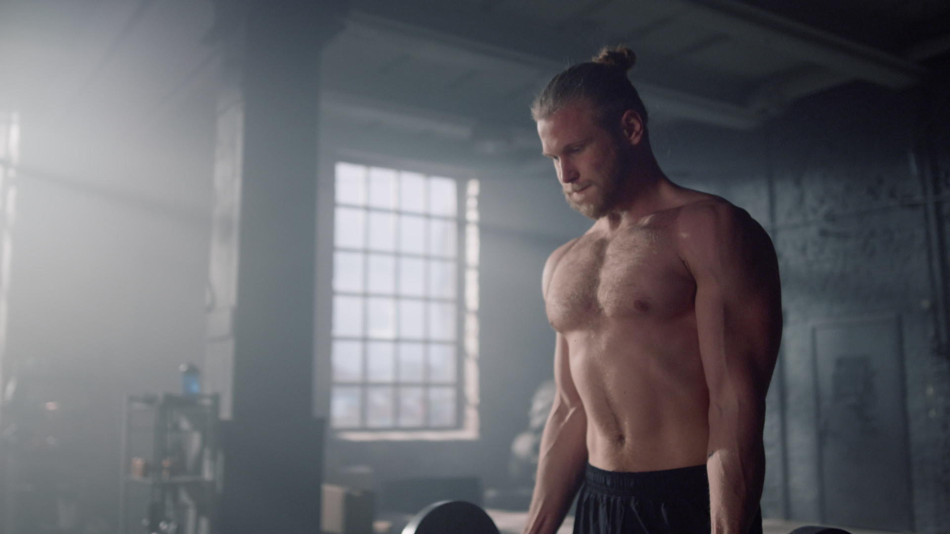 男人在健身房锻炼二头肌视频的预览图