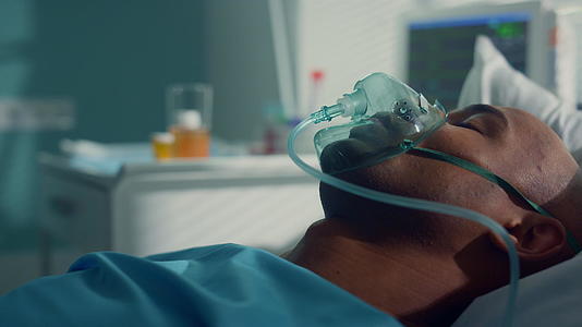 病人躺在氧气面罩上特写医生用试管核酸检测视频的预览图
