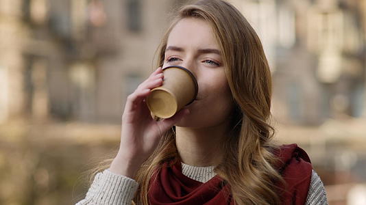 冬天女性在户外满足的喝热咖啡视频的预览图