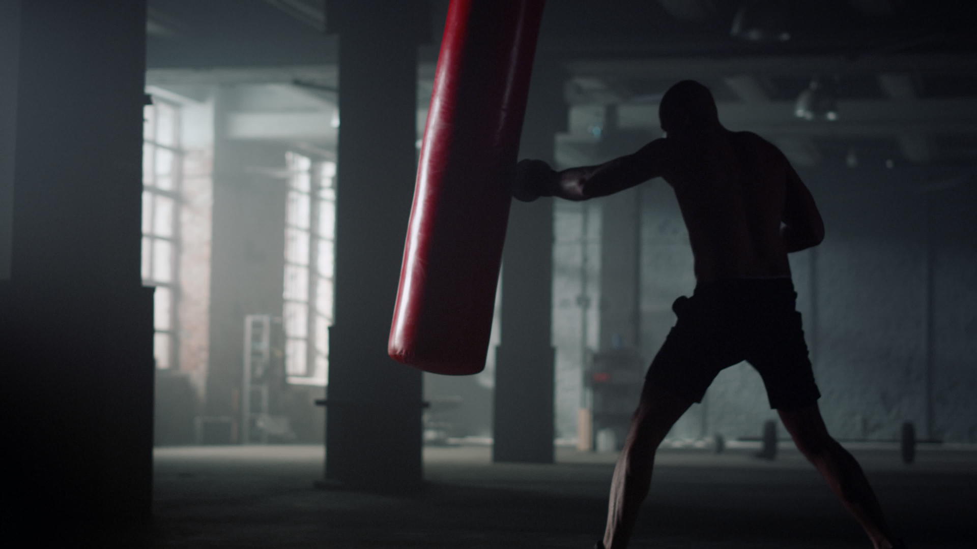 男子在拳击训练中踢沙袋视频的预览图