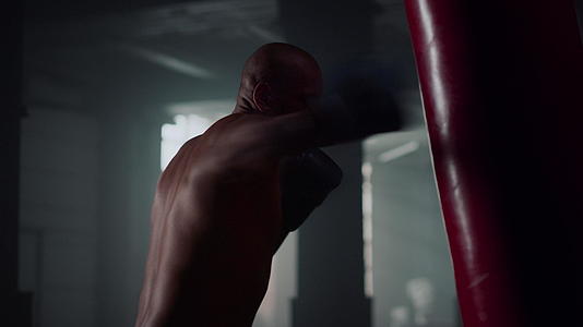 男子在体育健身房训练拳击视频的预览图