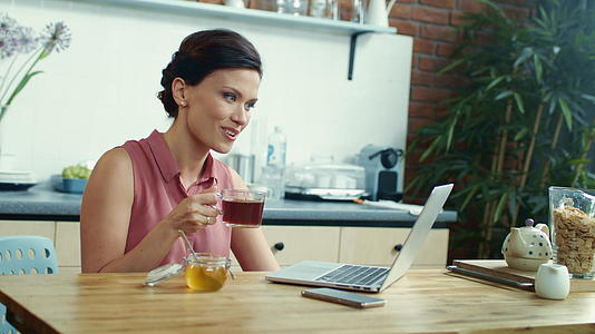 商务女性正在使用电脑进行在线交流会议视频的预览图