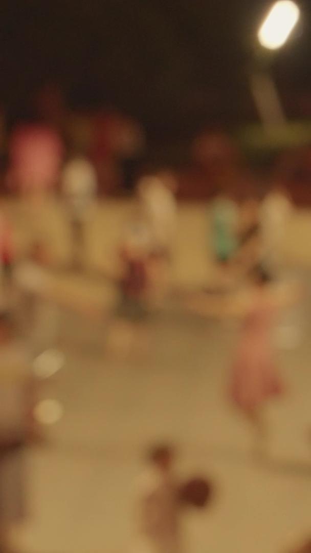 城市夜间广场舞休闲娱乐运动健身人群素材视频的预览图
