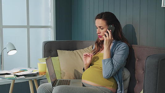孕妇正在打工作电话视频的预览图