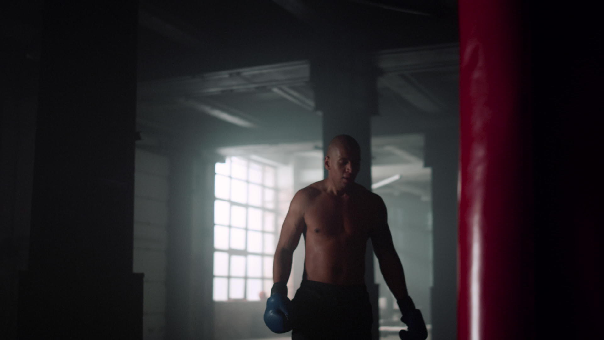 男性运动员在完成力量锻炼和拳击训练后感到疲劳视频的预览图
