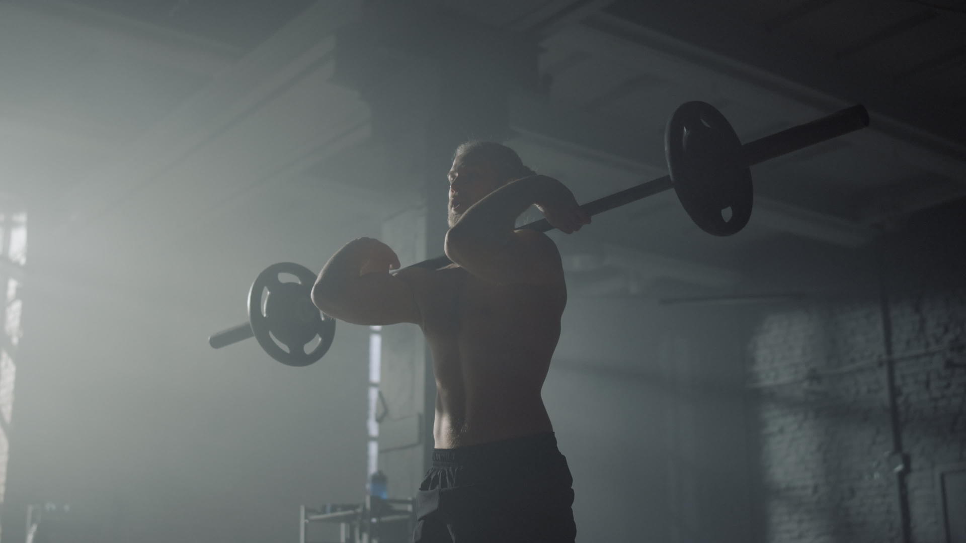 男性健美运动员用杠铃前蹲举重视频的预览图