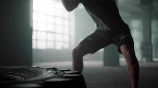 运动员用大锤敲击轮胎进行力量训练视频的预览图